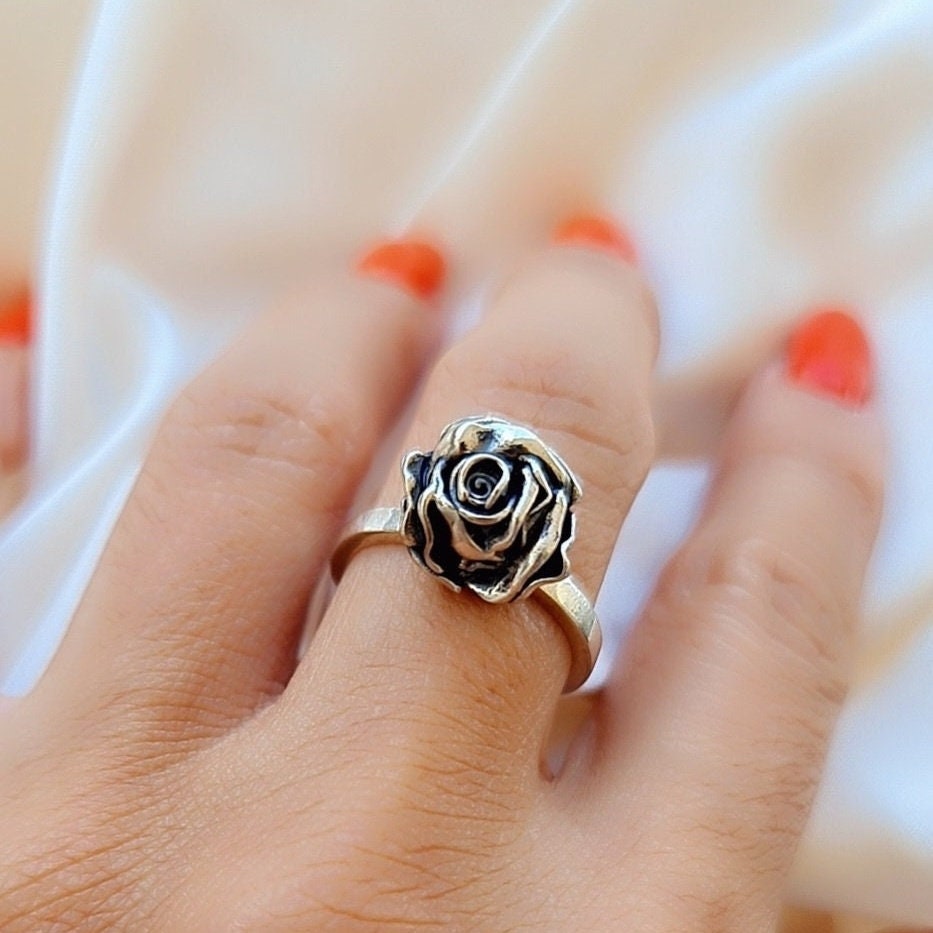 Rose Skull Ring - Unleash Your Rock n Roll Passion -  - Romantic Gift - Gothic promise ring