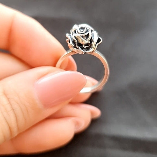 Rose Skull Ring - Unleash Your Rock n Roll Passion -  - Romantic Gift - Gothic promise ring