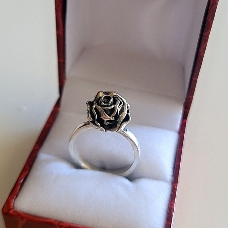 Rose Skull Ring - Unleash Your Rock n Roll Passion -  - Romantic Gift - Gothic promise ring