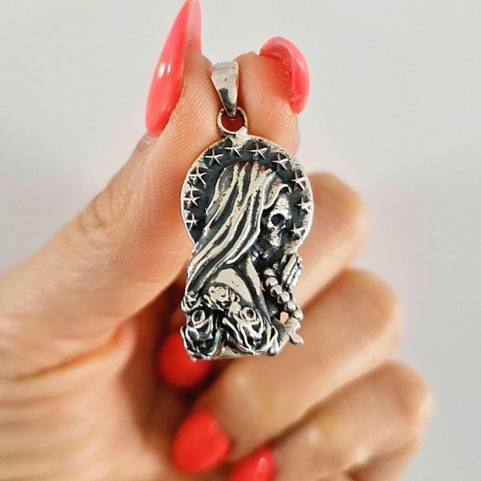 925 Silver Santa Muerte praying Pendant  with Roses & A cross Rosary - Holy Death