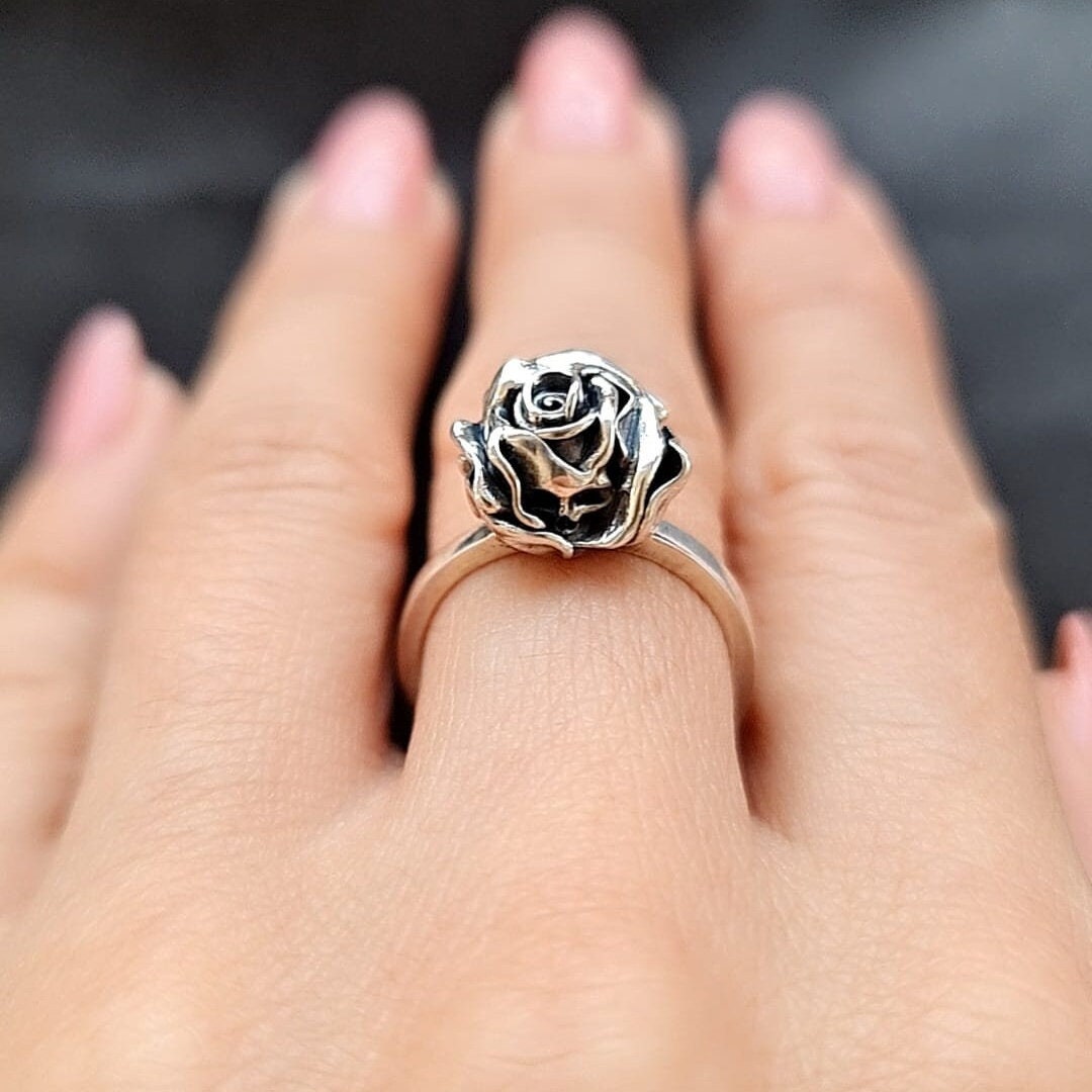 Rose Skull Ring - Unleash Your Rock n Roll Passion -  - Romantic Gift - Gothic promise ring