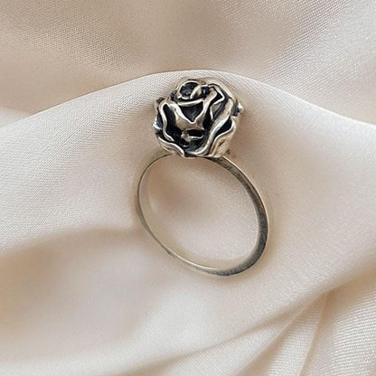 Rose Skull Ring - Unleash Your Rock n Roll Passion -  - Romantic Gift - Gothic promise ring