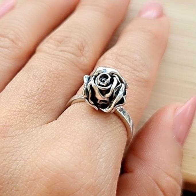Rose Skull Ring - Unleash Your Rock n Roll Passion -  - Romantic Gift - Gothic promise ring