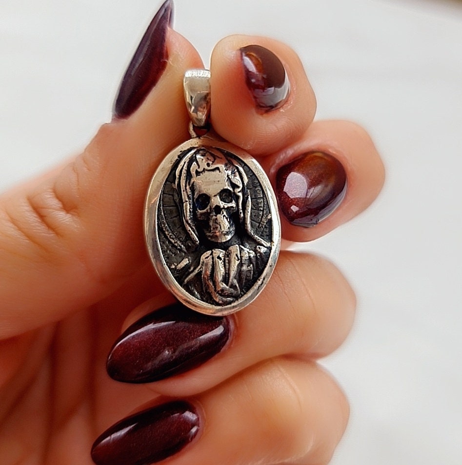 Handcrafted 925 Silver Santa Muerte Skull Pendant: Gothic Jewelry