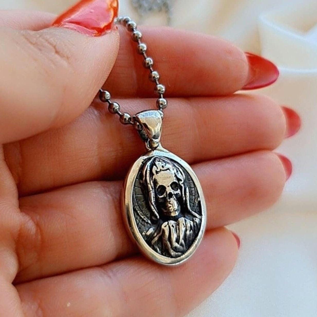 Handcrafted 925 Silver Santa Muerte Skull Pendant: Gothic Jewelry