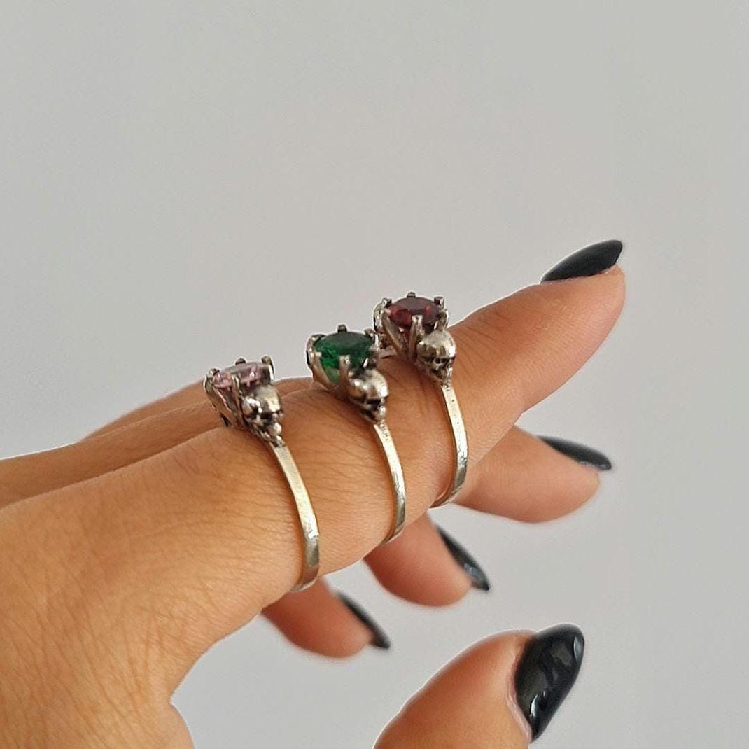 Sterling Silver Skull Solitaire Ring: Gothic promise  Zircon Stone