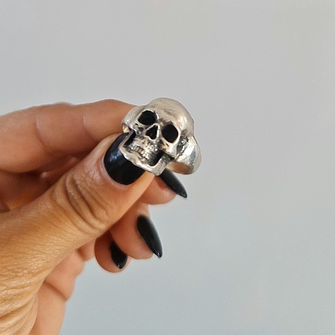 Classic skull Ring-Edgy design-925 silver-Perfect accessory for bikers. Solid & sturdy Rock n roll